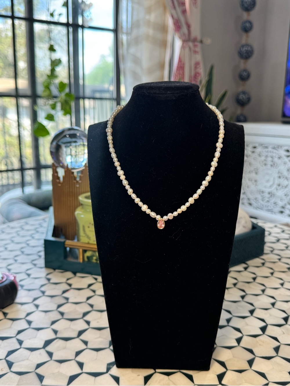 Pearl Necklace with Pink Gem Teardrop Pendant with Magnetic Closure NWOT - Picture 3 of 6